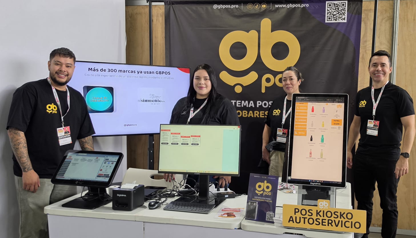 Equipo GBPOS con cajas POS y kiosko de autoservicio